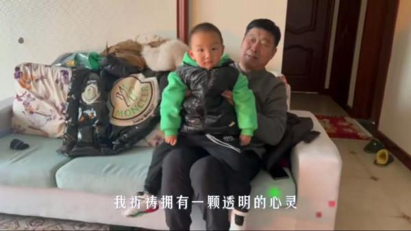 這孩子長得好，DNA的費用都省了，小熊功勞不小