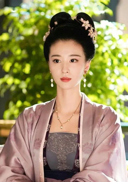 現代裝一般古裝卻美出天際，這些女星個頂個的好看，可就是紅不了