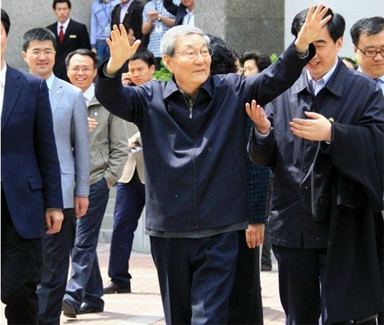 回顧上海證券交易所成立，朱鎔基曾向鄧小平彙報，鄧：你只管做