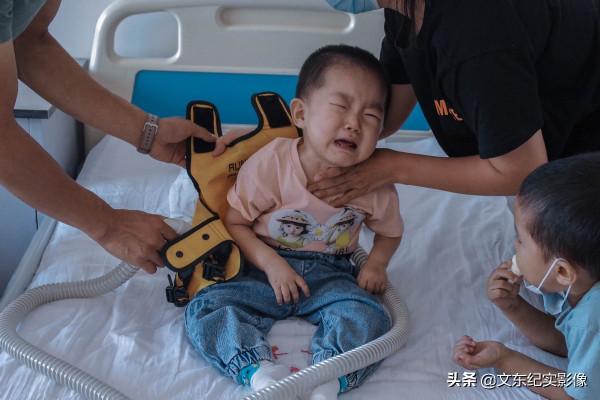 這樣的孩子一般活不過2歲，但她卻用稚嫩的肩膀頑強抗爭著