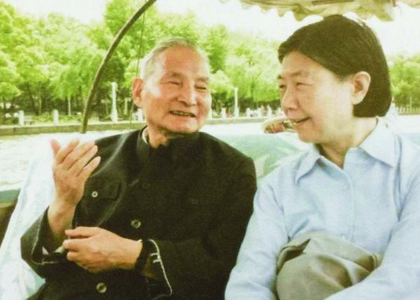 她出身書香門第，丈夫是正國級，兒子是副國級，自己當過掏糞工