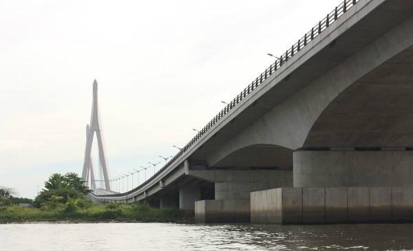 一聲巨響！斥資540億的大橋轟然倒塌，越南人：中國建橋術不行