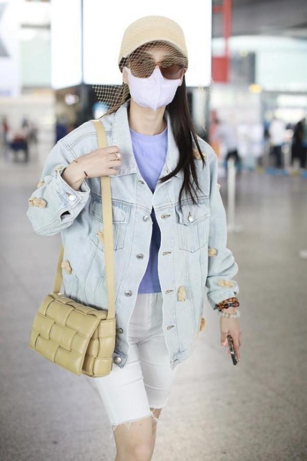 黃聖依帶大兒子出遊,穿襯衫配牛仔短褲像學生妹,太年輕了 黃聖依帶大兒子出遊,穿襯衫配牛仔短褲像學生妹,太年輕了