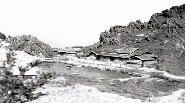 剛開完軍事會議，八路軍作戰計劃就遭洩露，司令員大怒，掏出手槍