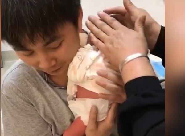 有一種“為難”叫新手爸爸抱娃：隔著螢幕，都能感覺他們太難了