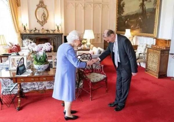 96歲英女王獨自參加活動！打扮精緻卻駝背，威廉太禿不考慮植髮嗎