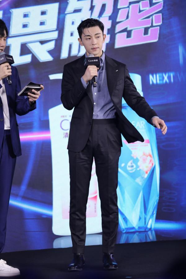 鄧倫黑色西裝搭配藍色襯衫亮相,時尚紳士 鄧倫黑色西裝搭配藍色襯衫亮相,時尚紳士