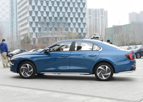 長續航、大空間 這幾款純電轎車選誰更合適？