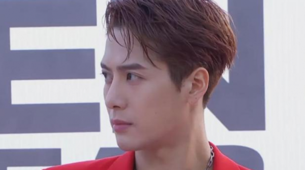 GQ盛典有多尷尬?楊天真蝴蝶結被吹垮,網友:關曉彤快換造型師 GQ盛典有多尷尬?楊天真蝴蝶結被吹垮,網友:關曉彤快換造型師