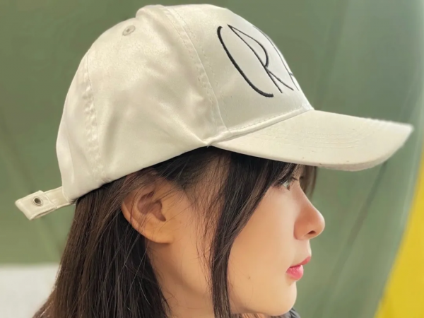 跟著宋祖兒買帽子後，頭都小了一圈……