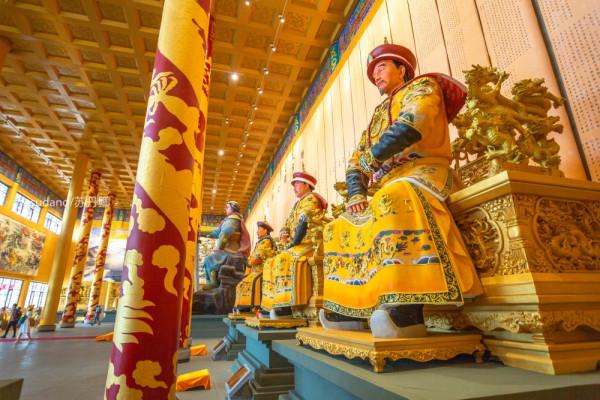 《盜墓筆記》的青銅門真的存在？據傳長白山就有，需爬1442級天梯