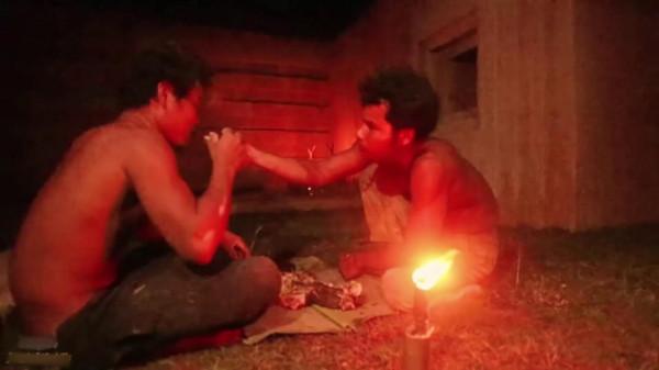 兩外國小夥徒手在空地上挖出豪華帶泳池別墅，技術堪稱建築大師