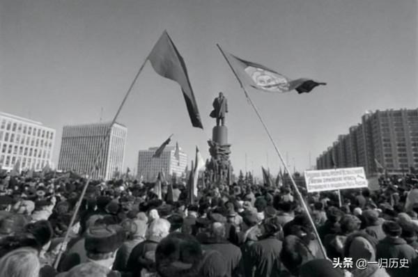 除了周恩來誰能替代總理職位？主席點名他任職，為何只任職2個月