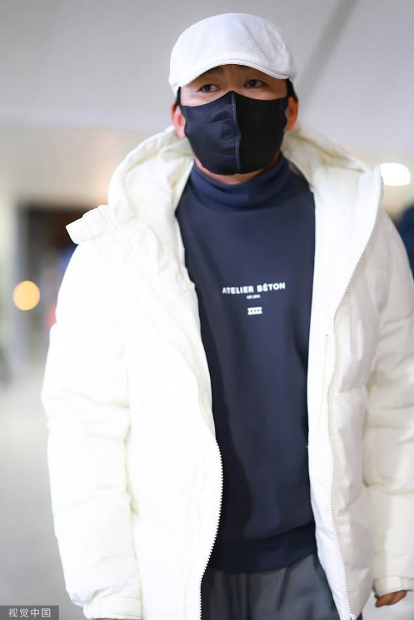 王寶強白棉服低調現身機場 頭戴鴨舌帽氣場滿分