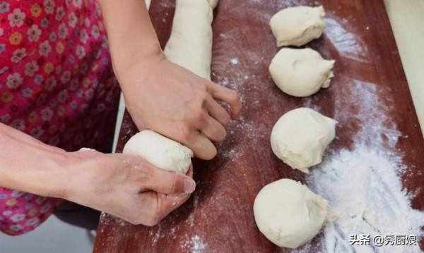 蒸饅頭，只放酵母是“外行”，多加3種食材，饅頭香軟筋道更好吃