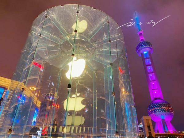 上海第一家蘋果專賣店，就在東方明珠旁邊，被譽為最美蘋果專賣店