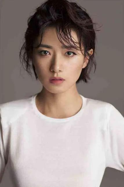 精緻的面龐，優雅迷人，時尚女神萬茜