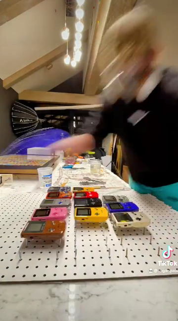 主播用GBC掌機打造樹脂澆注桌 凝固後效果很特別