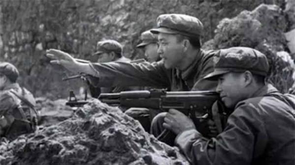 84年，越軍罵陣還朝哨所尿尿，駱科邦一擊將其斃命，越南懸賞3萬