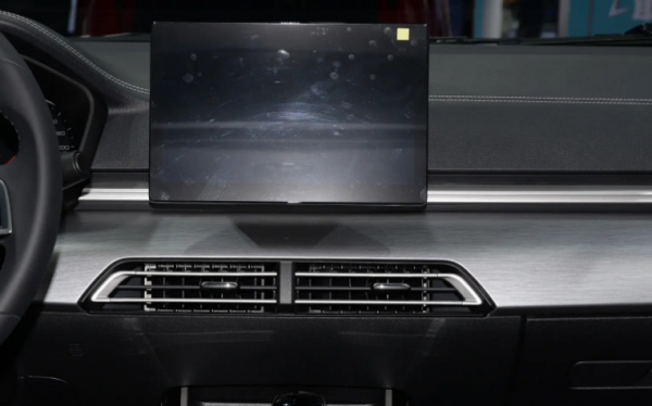 科技感十足的家用車，比亞迪秦價格親民，平順性較強