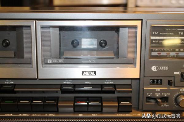 夏普 Sharp GF-818SB 是一款80年代推出的雙卡帶立體聲行動式收錄機 夏普 Sharp GF-818SB 是一款80年代推出的雙卡帶立體聲行動式收錄機