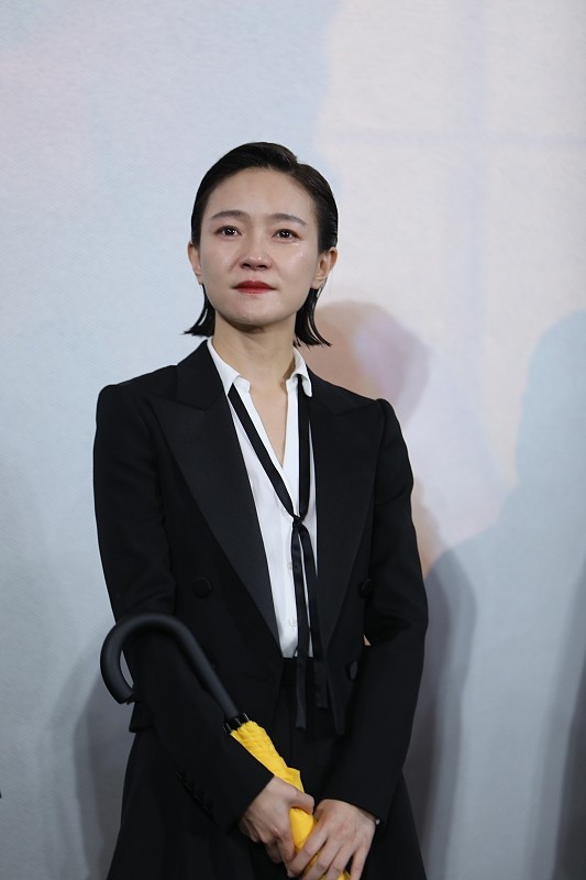 中性風太顯嫩?30+的焦俊豔利落短髮配西裝,挺有“小女孩”氣 中性風太顯嫩?30+的焦俊豔利落短髮配西裝,挺有“小女孩”氣