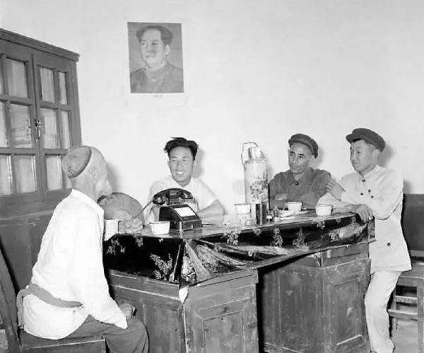 庫爾班騎驢去北京,毛主席給了他一塊條絨布,他做成衣服世代傳承 庫爾班騎驢去北京,毛主席給了他一塊條絨布,他做成衣服世代傳承