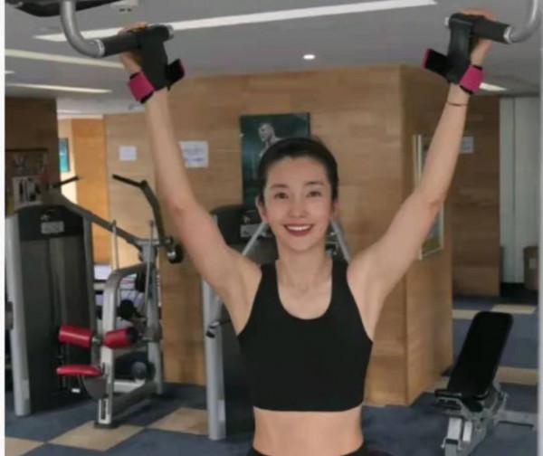 48歲李冰冰出席活動,穿粉色抹胸魚尾裙秀身材,妝容精緻狀態佳 48歲李冰冰出席活動,穿粉色抹胸魚尾裙秀身材,妝容精緻狀態佳