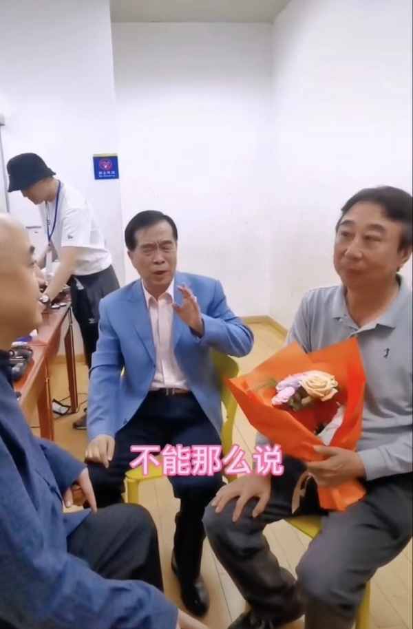 72歲石富寬患癌後罕見露面，馮鞏熱情獻花，稱其為一輩子的恩人