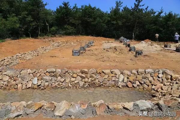 他賣掉城裡的房子，包了個山頭，打造集裝箱陽光房、小木屋、花園