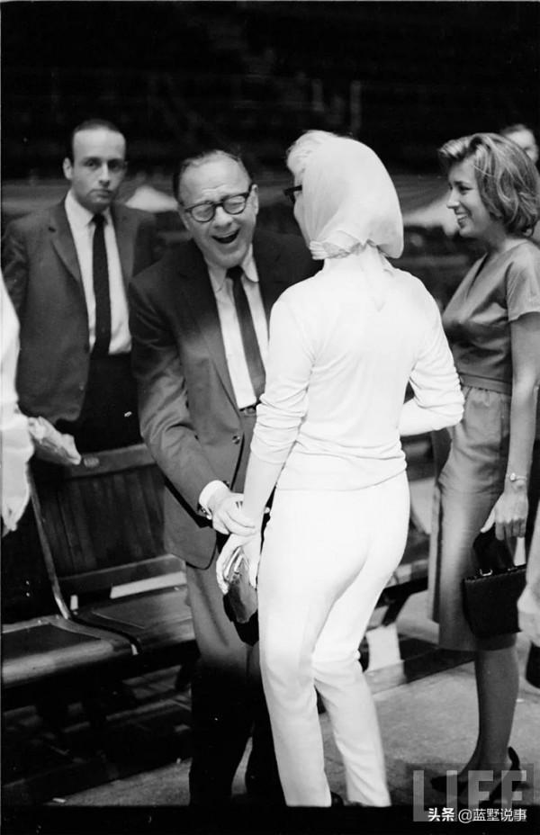 瑪麗蓮·夢露罕見的生活照,忙碌在肯尼迪生日會彩排現場 瑪麗蓮·夢露罕見的生活照,忙碌在肯尼迪生日會彩排現場