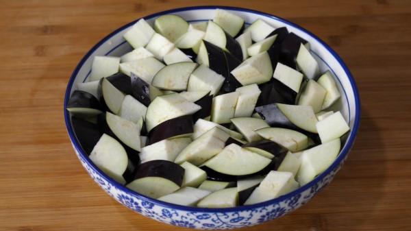 炒茄子，切記不要先放油，多做這一步，茄子不發黑不吸油，收藏了