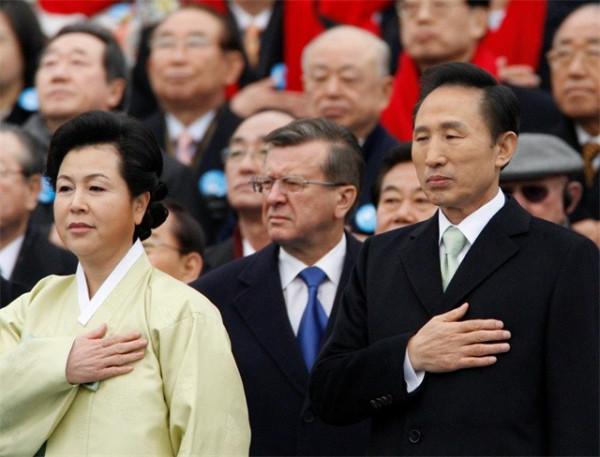 韓國前總統李明博入獄後的生活:住13平米單間,喝豆腐湯 韓國前總統李明博入獄後的生活:住13平米單間,喝豆腐湯