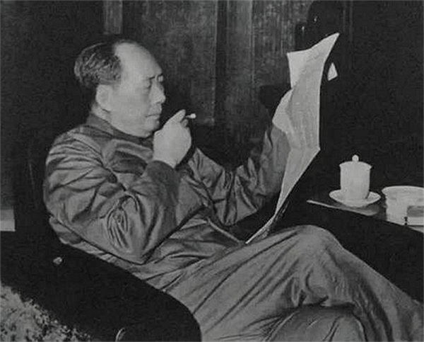 臧克家改《沁園春·雪》中一字，毛主席看後連連稱讚：就按你的改