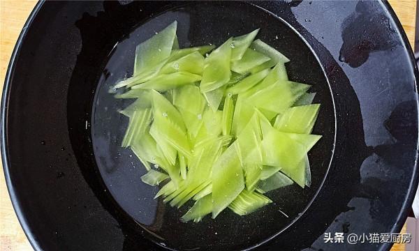 這道南瓜和豬瘦肉一起做的下飯菜“金湯肉片”,酸辣得恰到好處 這道南瓜和豬瘦肉一起做的下飯菜“金湯肉片”,酸辣得恰到好處