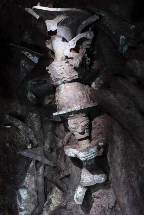 三星堆發現一個玉琮，上面的神樹圖案，揭開了它的使用之謎