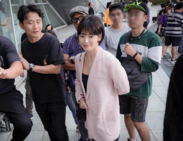 宋慧喬嘟嘴賣萌也不頂用，再好看的臉，也沒旁邊的助理有氣質