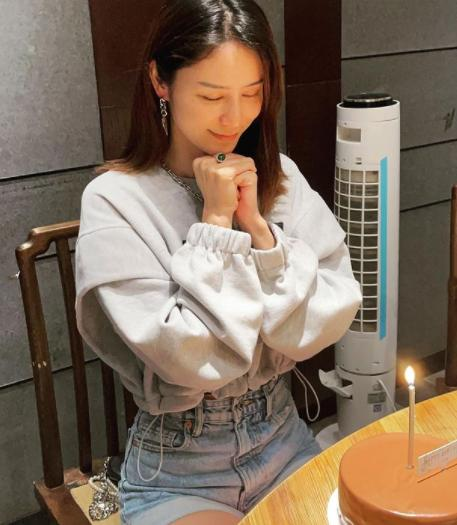 林峰老婆張馨月很有“超模範”，穿藍襯衫配短褲街拍，高階又洋氣