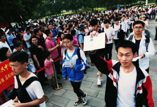 山東省VS河南省，同屬高考大省，為何前者超8成學生“家裡蹲？”