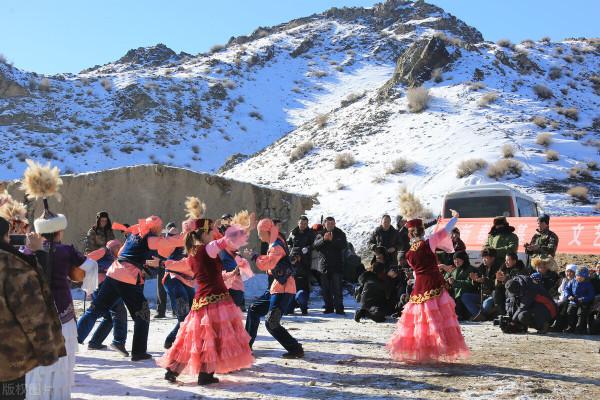 淺談哈薩克族“黑走馬舞”的社會功能 淺談哈薩克族“黑走馬舞”的社會功能