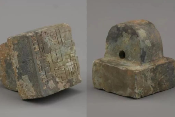 山東一古墓出現金龍玉席,其中還有一刀一劍,墓主人嘴中含有龍珠 山東一古墓出現金龍玉席,其中還有一刀一劍,墓主人嘴中含有龍珠