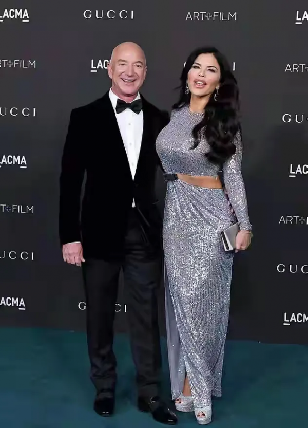 世界首富新歡“放大招”,穿開叉裙秀肌肉腿,貝佐斯一臉驕傲 世界首富新歡“放大招”,穿開叉裙秀肌肉腿,貝佐斯一臉驕傲