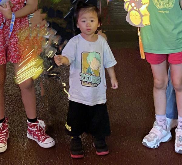 蔡少芬中秋曬全家福，穿古裝跳舞魚尾紋搶鏡，服裝被吐槽像丫鬟