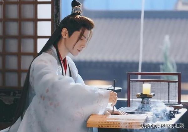 《長月燼明》羅雲熙化身攝影師，這個笑容很暖，白鹿的新衣好看