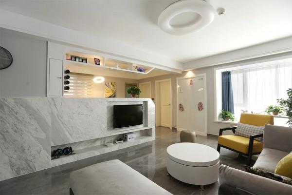 大橫廳的戶型，比起沙發不靠牆，電視牆不靠牆才機智，賺個新房間