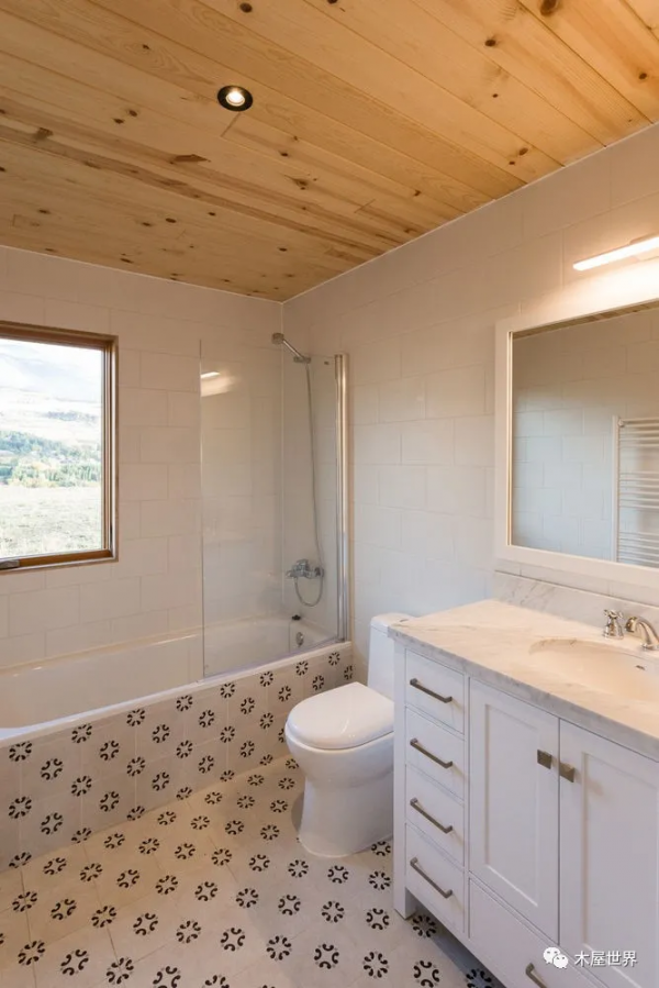 風景與陽光在屋裡匯合，原野中的 Haus III木屋住宅