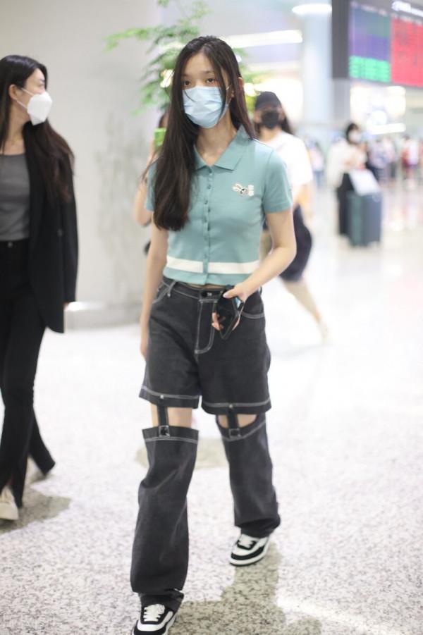 林允穿綠色短袖針織衫搭配拼接分割牛仔褲熱辣時髦