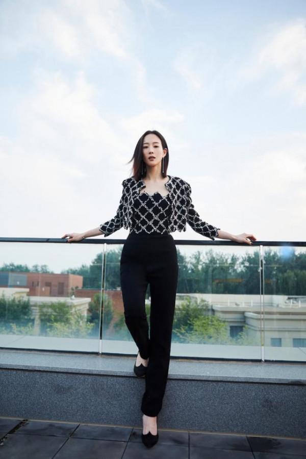 張鈞甯真讓人難懂,走紅毯不穿禮服,卻穿夾克配小黑褲,仍驚豔了 張鈞甯真讓人難懂,走紅毯不穿禮服,卻穿夾克配小黑褲,仍驚豔了