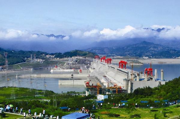 美國狂拆1600座大壩，中國卻瘋狂修建，水壩到底該拆還是建？
