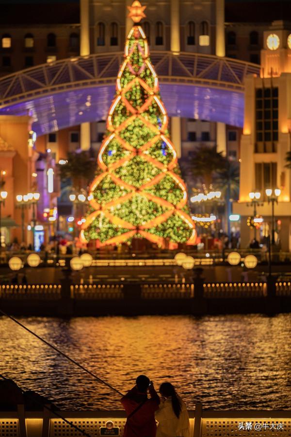 北京環球影城超大聖誕樹驚豔亮相 冬日氛圍拉滿 北京環球影城超大聖誕樹驚豔亮相 冬日氛圍拉滿